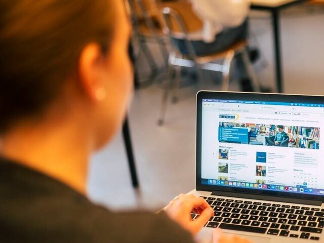 Zwei Studierende besuchen die PH-Website. 