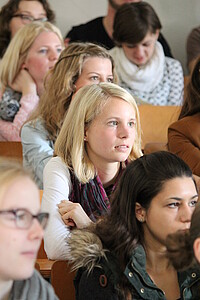 Sitzende Studierende im Hörsaal.