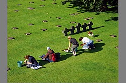 Menschen auf einer Wiese