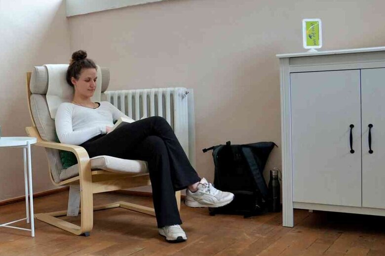 Eine Frau sitzt im Sessel des Ruheraums im Altbau der Pädagogischen Hochschule Heidelberg. Dieser wurde von PHeelGood eingerichtet um Studierenden gesundes Studieren zu ermöglichen.