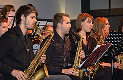 Das Bild zeigt Saxophon-Spieler:innen der BigBand.