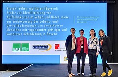 Bei der Vorstellung des Projektes SuHB auf dem Kongress für Blin-den- und Sehbehindertenpädagogik in Marburg 2023 (v. l.): Tabea Sadowski, Pädagogische Hochschule Heidelberg; Dr. Stefanie Holz-apfel und Dr. Marie-Luise Schütt, Universität Hamburg; Barbara Heindl, Ludwig-Maximilians-Universität München.