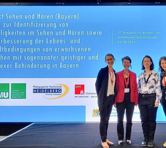 Bei der Vorstellung des Projektes SuHB auf dem Kongress für Blin-den- und Sehbehindertenpädagogik in Marburg 2023 (v. l.): Tabea Sadowski, Pädagogische Hochschule Heidelberg; Dr. Stefanie Holz-apfel und Dr. Marie-Luise Schütt, Universität Hamburg; Barbara Heindl, Ludwig-Maximilians-Universität München.