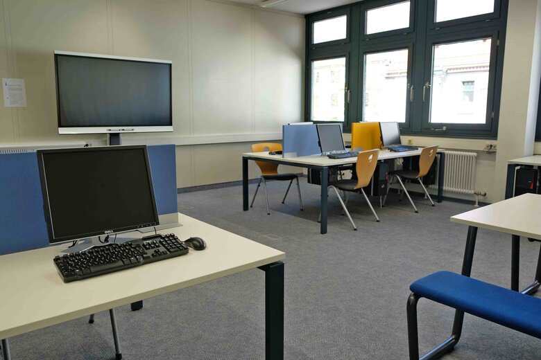 Das Bild zeigt den Schulungsraum der Bibliothek.