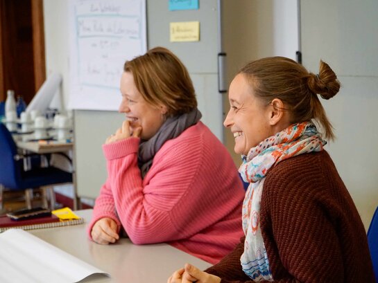 Das Bild zeigt Kathrin Ludwig und Nina Rudolph während einer Fortbildung.