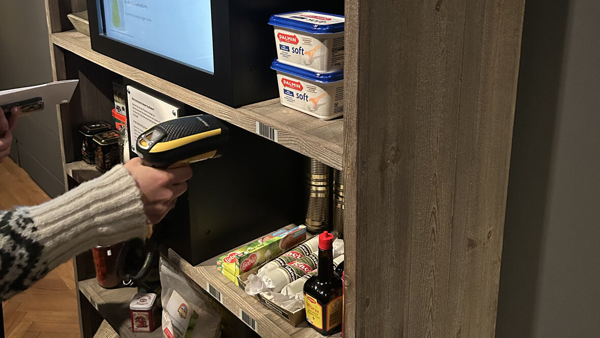 Foto von einem Hand mit einem Scanner und Produkten