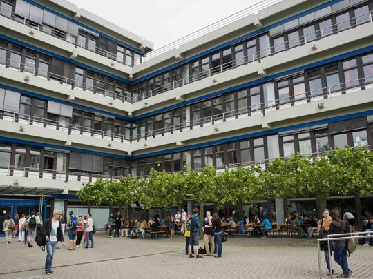 Die Frontansicht des Gebäudes im Neuenheimer Feld 560.