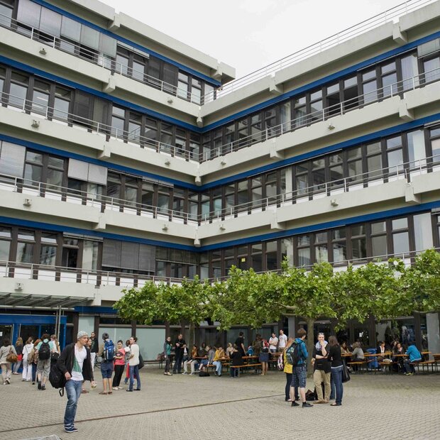 Die Frontansicht des Gebäudes im Neuenheimer Feld 560.
