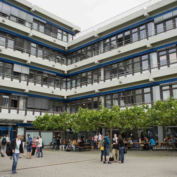 Die Frontansicht des Gebäudes im Neuenheimer Feld 560.