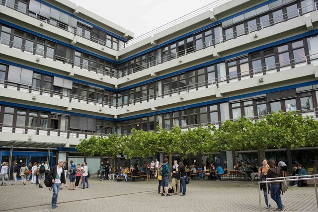 Die Frontansicht des Gebäudes im Neuenheimer Feld 560.