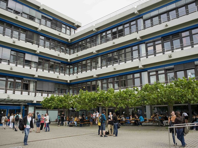 Die Frontansicht des Gebäudes im Neuenheimer Feld 560.