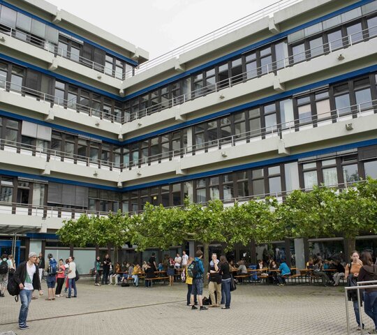 Die Frontansicht des Gebäudes im Neuenheimer Feld 560.