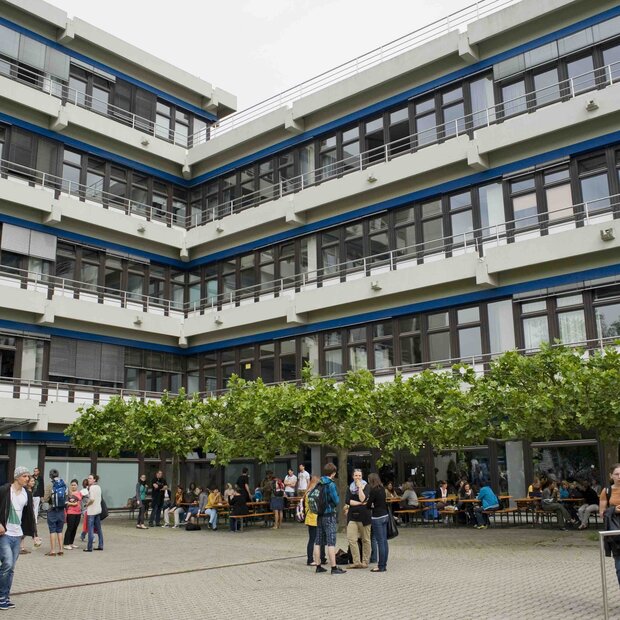 Die Frontansicht des Gebäudes im Neuenheimer Feld 560.