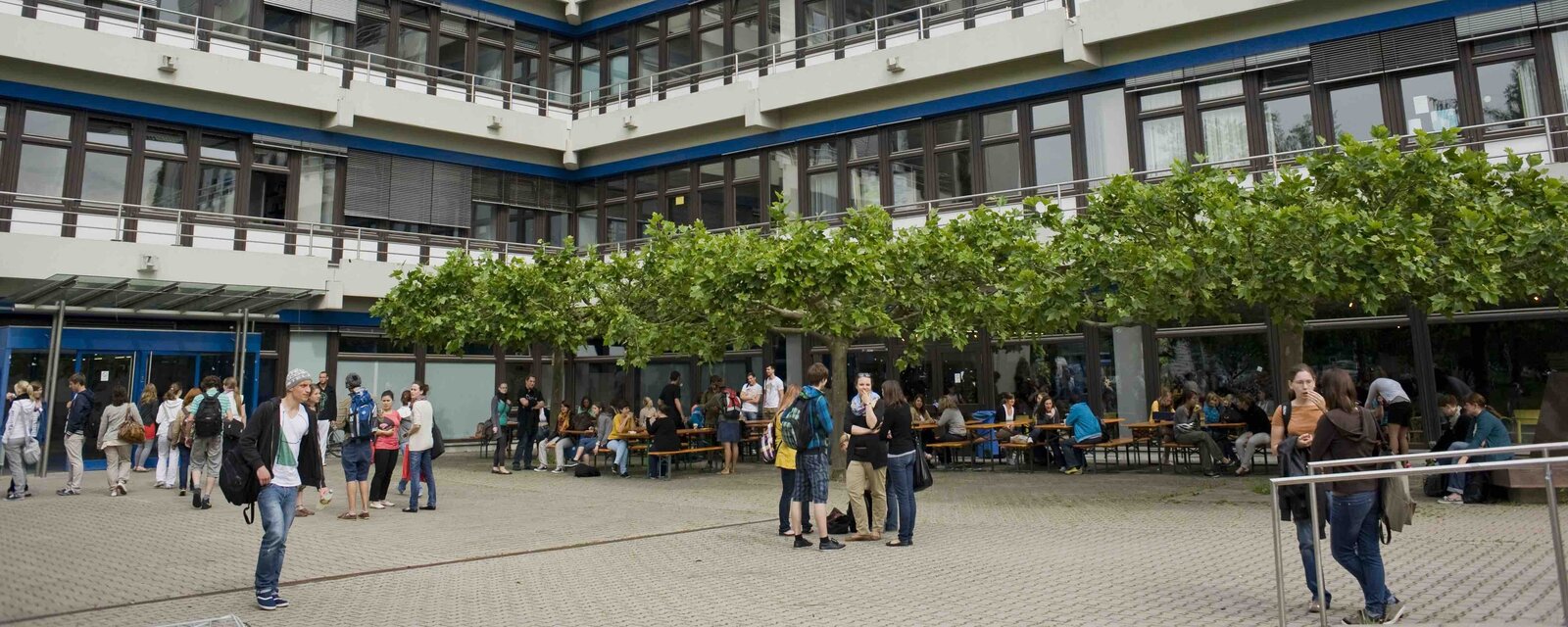 Die Frontansicht des Neubaus der Pädagogischen Hochschule Heidelberg ist zu sehen. In diesem Gebäude befindet sich das Rechenzentrum der Pädagogischen Hochschule.