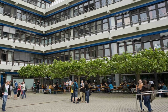 Die Frontansicht des Gebäudes im Neuenheimer Feld 560.