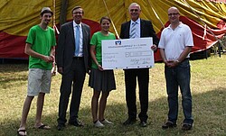 Friedrich Ewald, Vorstandsvorsitzender der Bank, sowie Jörg Mertens, Vorstandsreferent, überreichten den Vertretern des Zeltfestival-Teams, Lisa Schels und Daniel Lauricella, zur Eröffnung einen Scheck über 1.000 Euro.
