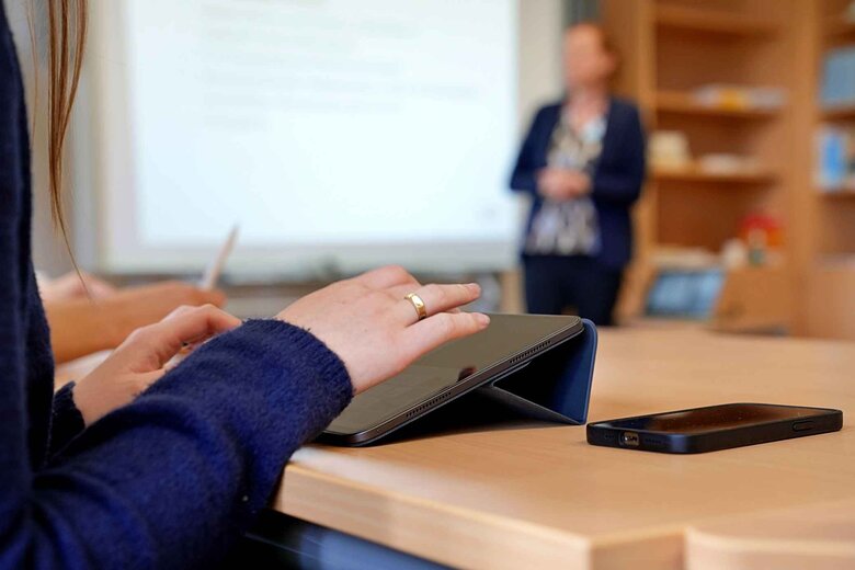 Eine Person tippt auf einem Tablet
