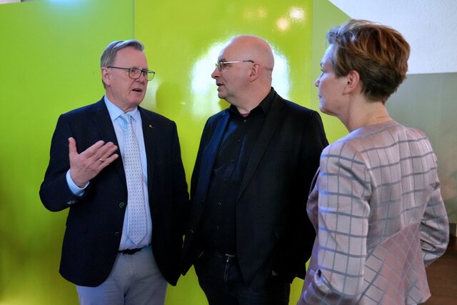 Zu sehen ist Bodo Ramelow im Gespräch mit Armin Himmerlarth und Eva Winkler (von links)