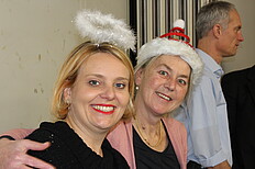 Heike Heinemann und Andrea Brunner in Weihnachtsoutfits