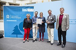 Gruppenbild von Umweltministerin Svenja Schulze, Daniel Volz, Svenja Brockmüller, Professor Alexander Siegmund und Dr. Harry Lehmann.