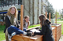 drei Studentinnen auf der Seminarwiese.