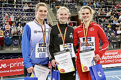 Auf dem Bild sind drei Sportlerinnen mit Urkunden und Medaillen zu sehen.