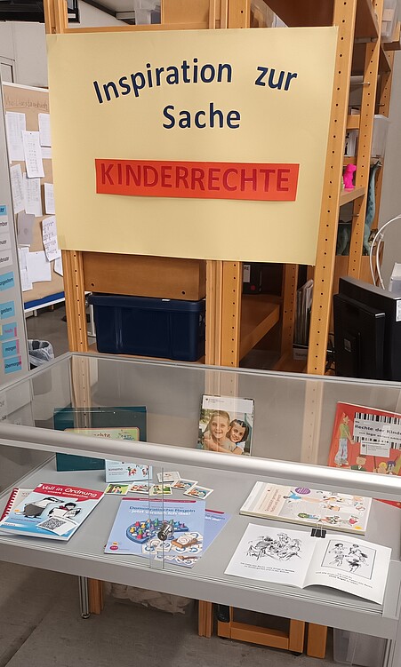 Material zu Kinderrechten in einer Glasvitrine