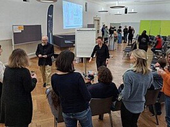 Momentaufnahme während des Fachtags Gebärdensprachdolmetschen in der Aula der PH Heidelberg.