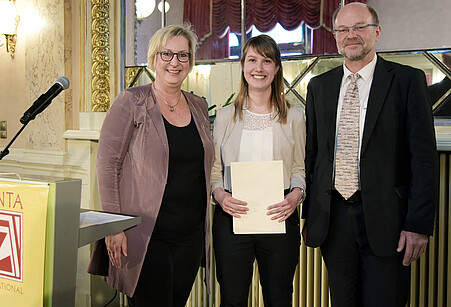 Anke Lohrbächer-Reiser, Esther Alzate Romero und Professor Hans-Werner Huneke.