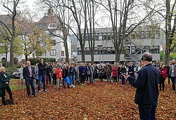 Das Foto zeigt die Abschlusstagung des Projekts Kopf-Stehen draußen im Hof.