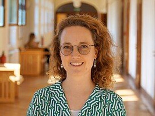 Porträtaufnahme von Professorin Dr. Uta Benner auf dem Flur des Altbaus der PH Heidelberg