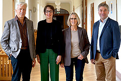 Karl-Heinz Dammer, Karin Vach, Stephanie Wiese-Heß und Alexaner Siegmund stehen im Flur des Altbaus. Sie lächeln freundlich in die Kamera.