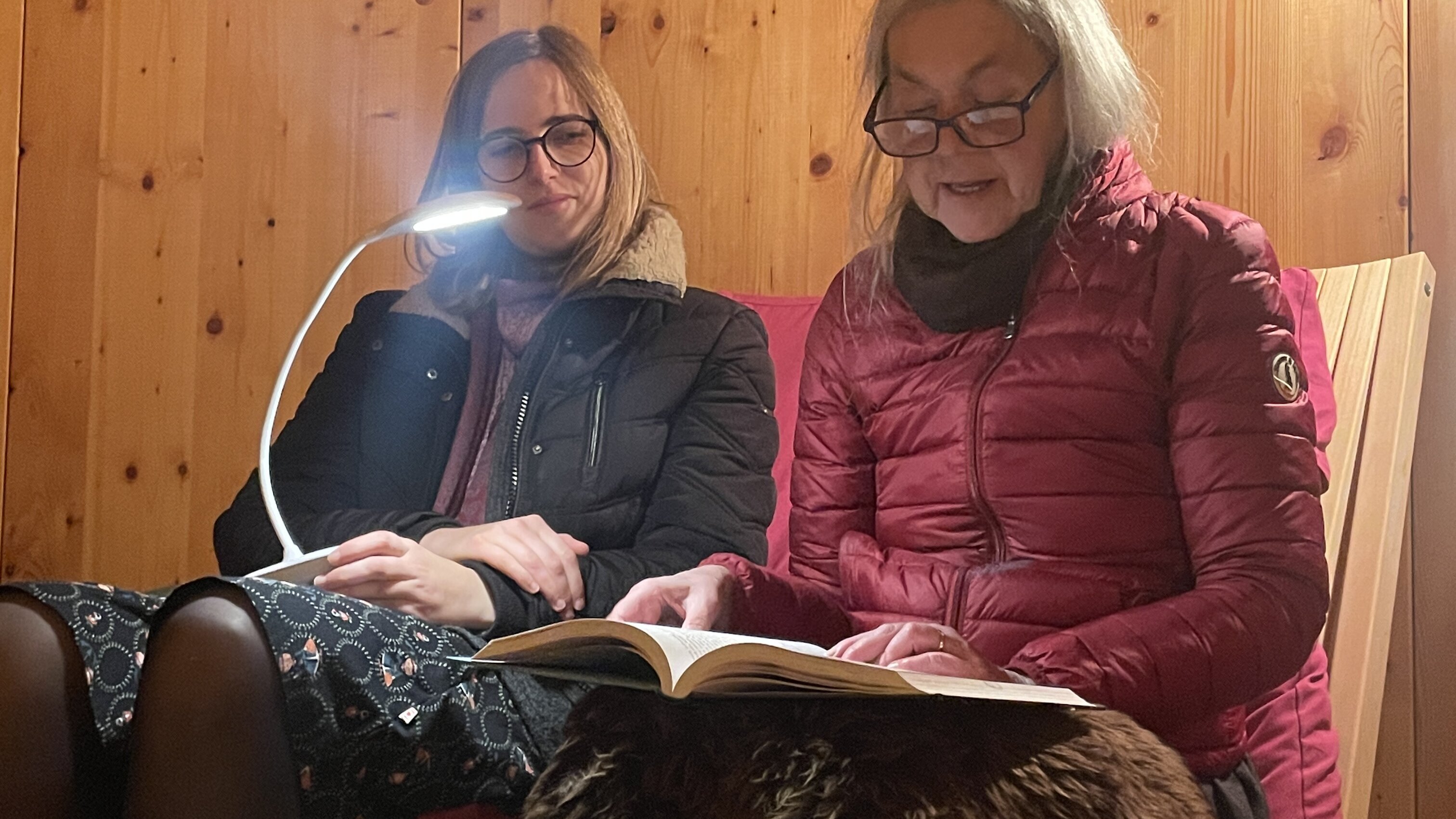 In der Jurte des Mehrgenerationenhauses Heidelberg Andrea Brunner und eine Studierende eine ruhige Lesesituation – ein Beitrag der Sprecherziehung zum Bundesweiten Vorlesetag.