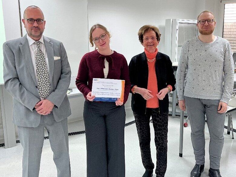 Foto von der Preisträgerin und Preisverleiher:innen