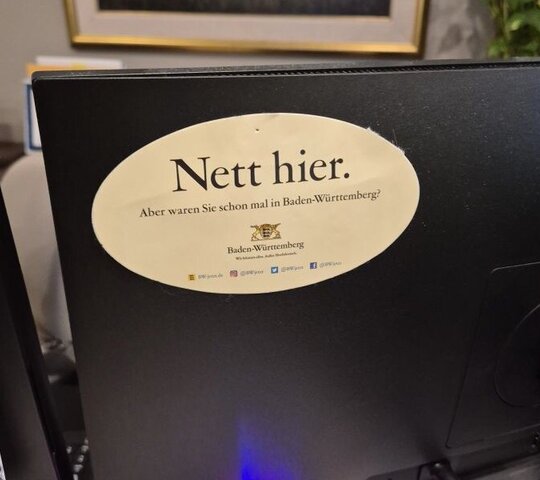 "Nett hier"-Sticker an einem PC der VWU