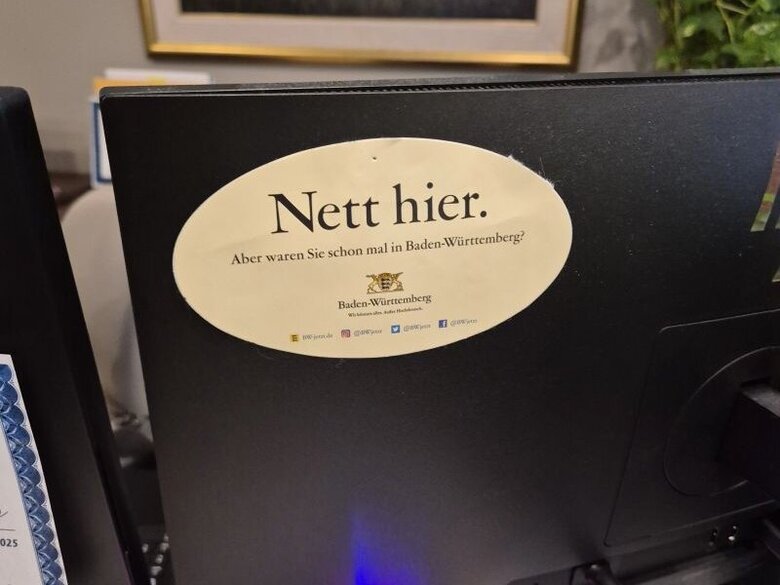 "Nett hier"-Sticker an einem PC der VWU