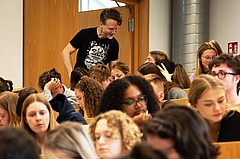 Christian Spannagel im Hörsaal im Gespräch mit Studierenden.