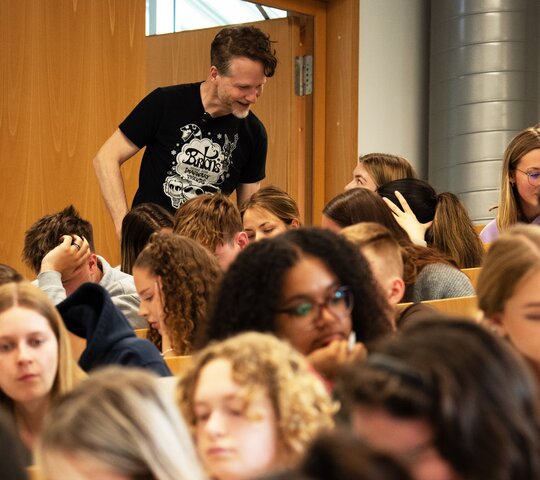 Christian Spannagel im Hörsaal im Gespräch mit Studierenden.