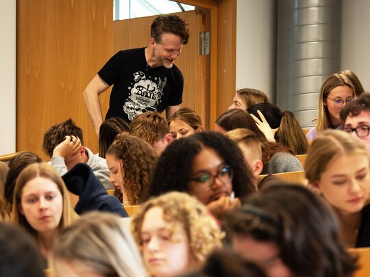 Christian Spannagel im Hörsaal im Gespräch mit Studierenden.
