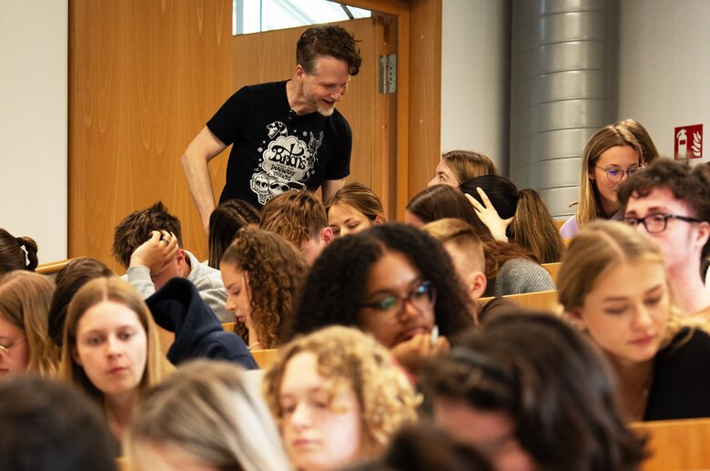 Christian Spannagel im Hörsaal im Gespräch mit Studierenden.