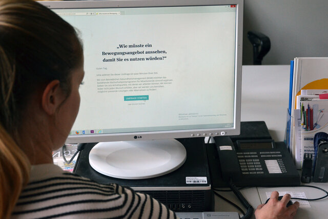 Eine Mitarbeiterin der Pädagogischen Hochschule Heidelberg sitzt vorm PC und füllt die Beschäftigtenbefragung von PHeelGood aus.