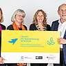 Foto: Deutsche UNESCO-Kommission / Thomas Müller Vier Personen mit einem gelben Plakat.