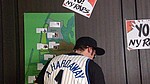 Bild von der Rückseite eines Studenten im Basketballtrikot mit Poster an der Wand NY raps