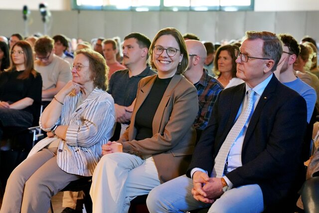 Zu sehen sind u. a. Bodo Ramelow und Prorektorin Marita Friesen (von rechts).