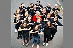 4x4 Frauenchor in schwarzer Kleidung der PH.