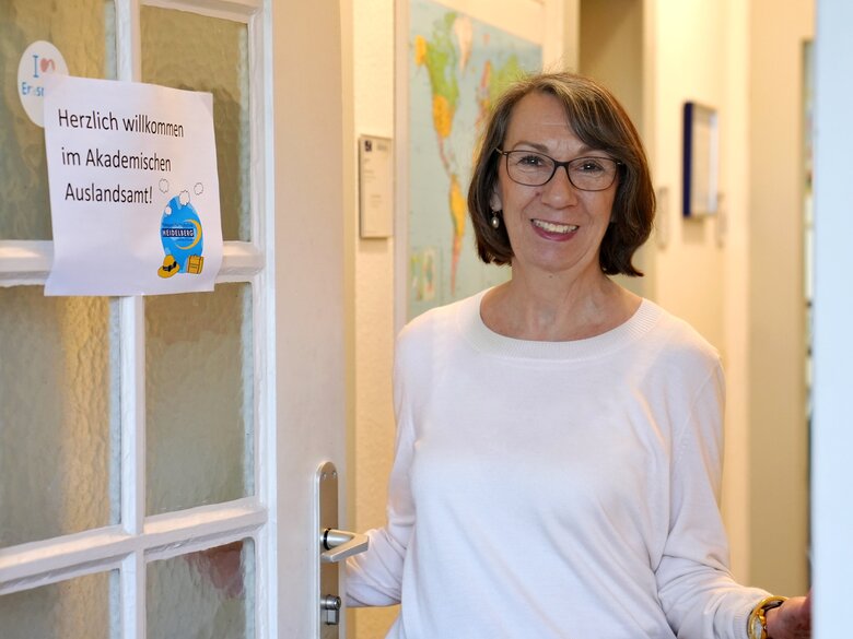 Henrike Schön an der Eingangstür zum Akademischen Auslandsamt
