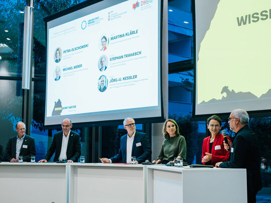 Podium beim parlarmetarischen Abend 