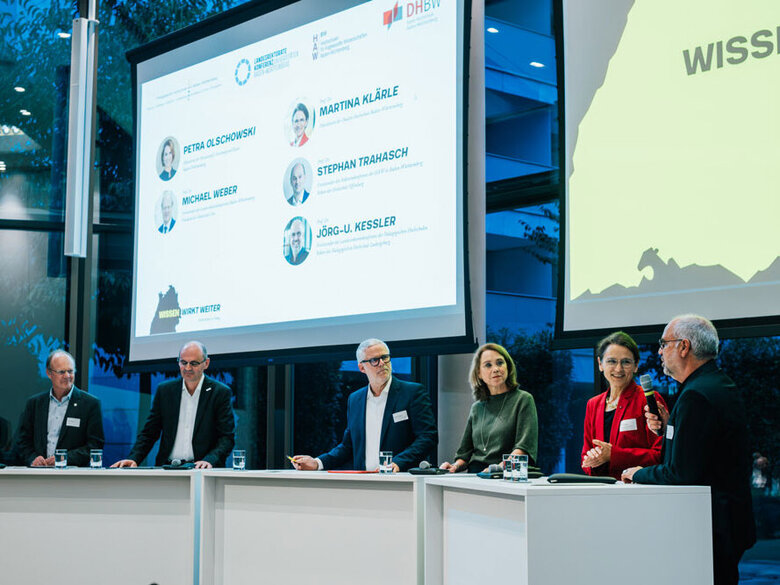 Podium beim parlarmetarischen Abend 