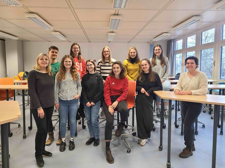 Auf dem Bild sind die Studierenden des Master-Jahrgangs sowie ihr Dozentin zu sehen
