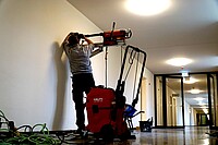 Das Bild zeigt einen Bauarbeiter im Untergeschoss des Altbaus, der die Kernbohrung durchführt. Copyright: Pädagogische Hochschule Heidelberg.